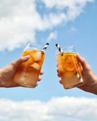 Víkendové trio: cascara, slnko a dobrá nálada ☀️ Čo viac si priať? 🧡 #kofficherry #cascara #limonada #vikend #leto